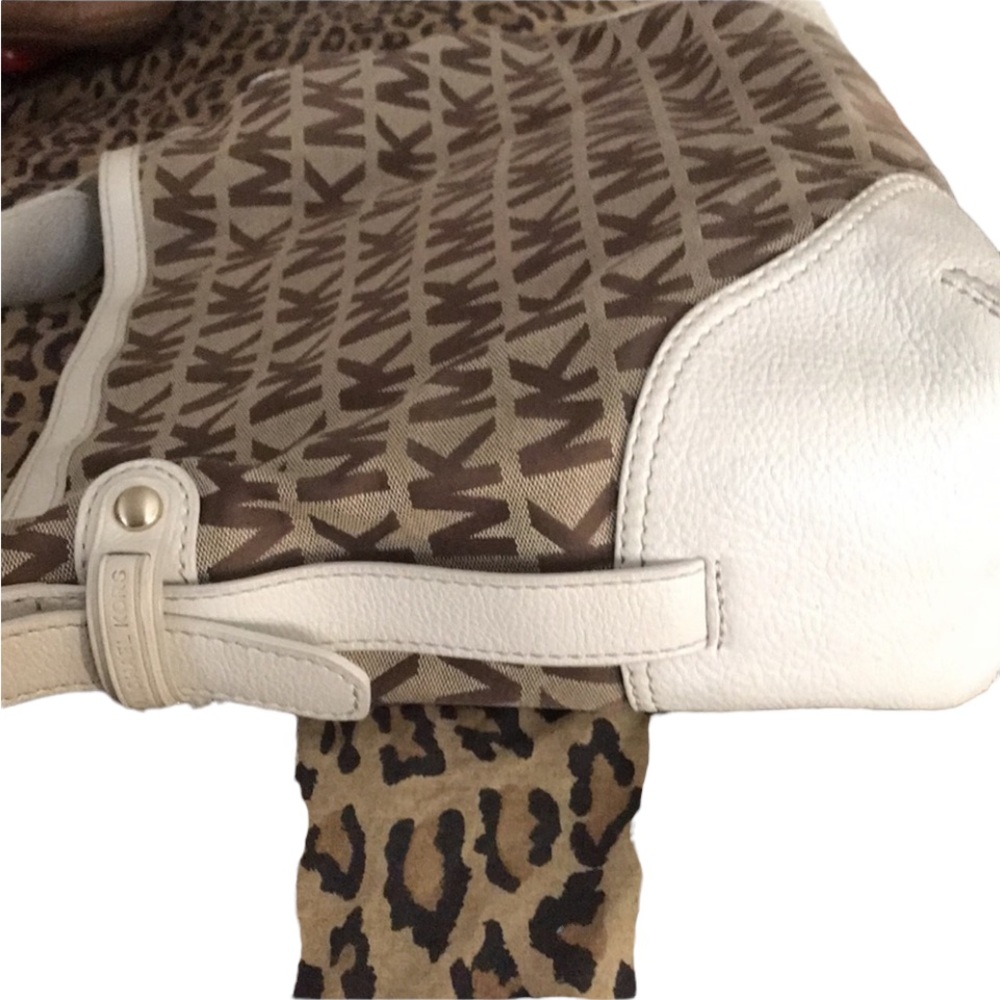 Micheal Kors white leather &  brown monogram canvas shoulder bag ,gold hardware - Picture 15 of 15